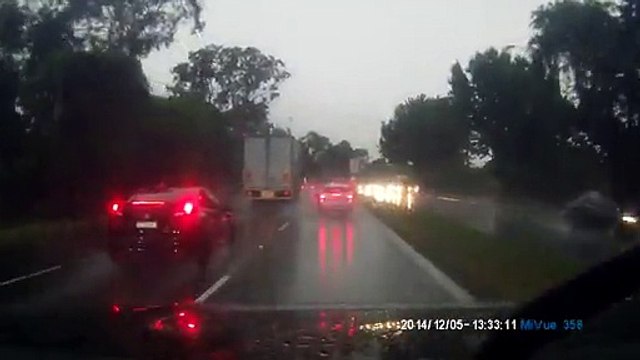 La foudre tombe sur un arbre qui tombe à son tour sur une voiture.