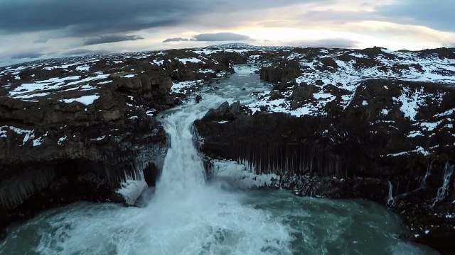 Un drone filme les paysages islandais