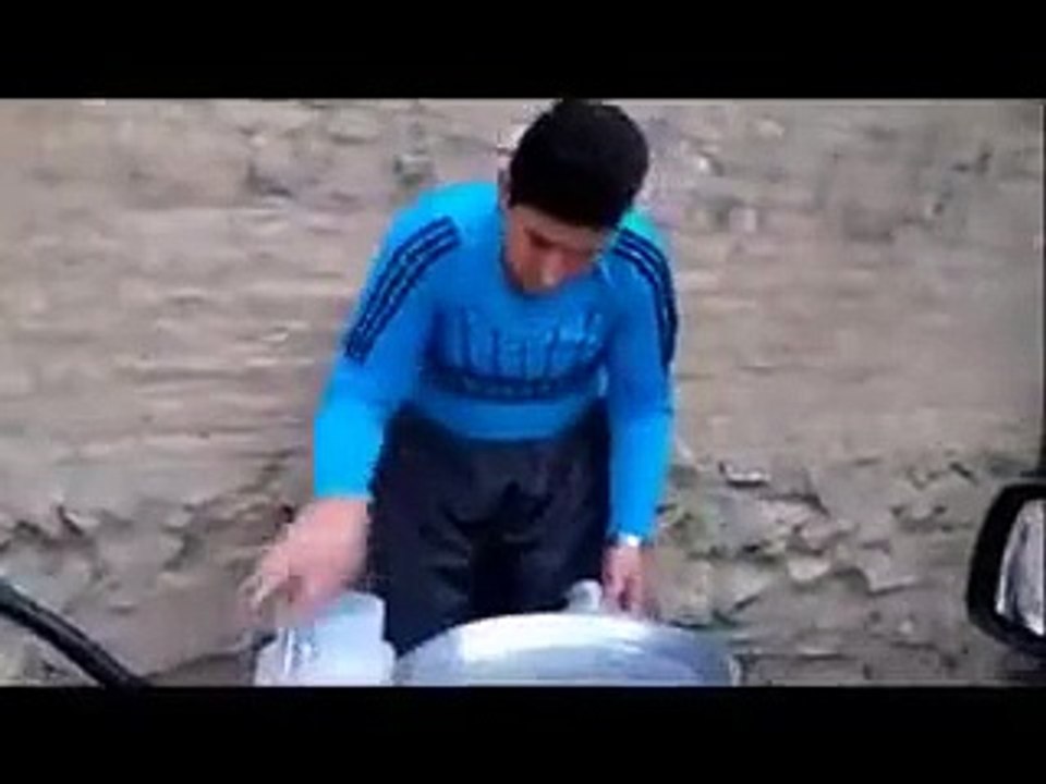 Haşlanmış Mısırı 4 Saniyede Yutan Çocuk :)