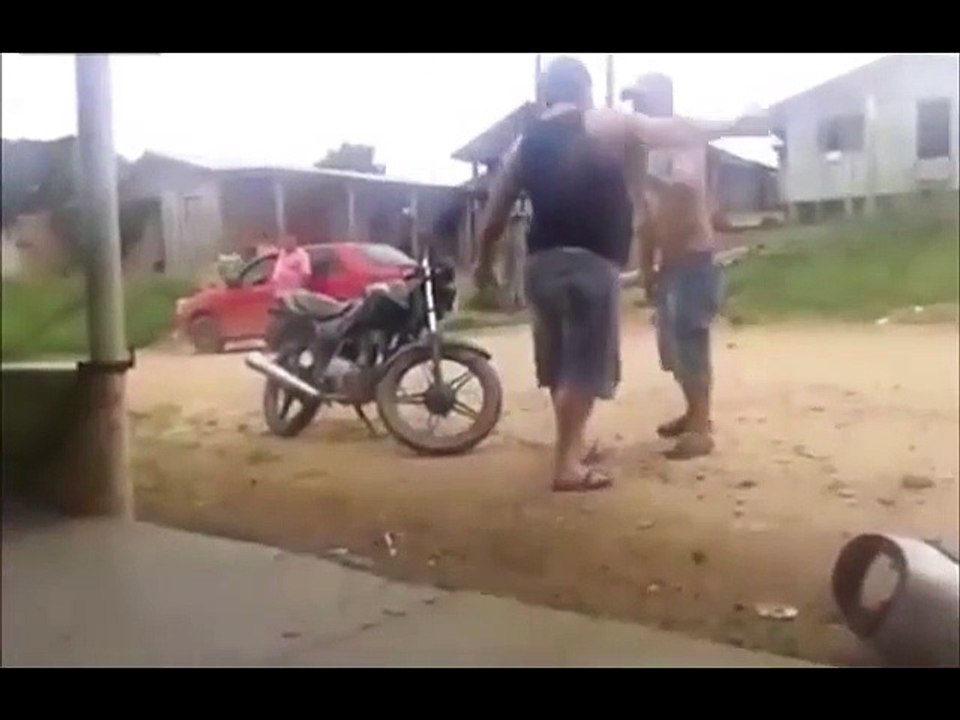 Un Mexicain calme un mec bourré avec une bonne gifle