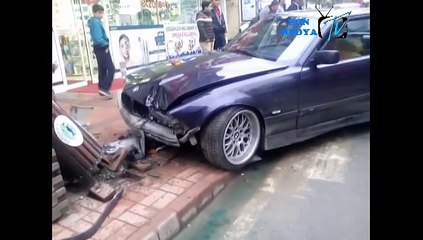 ÇAYCUMA'DADİREĞE ÇARPAN OTOMOBİL GÜVENLİK KAMERASINDA