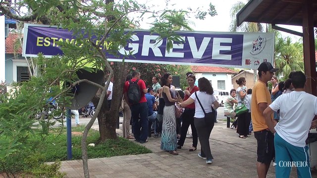 Funcionários do Cândido fazem greve por atraso no 13º salário