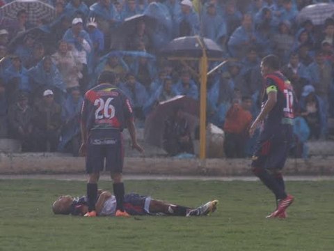 Joao Contreras, joueur de football péruvien touché par la foudre en plein match