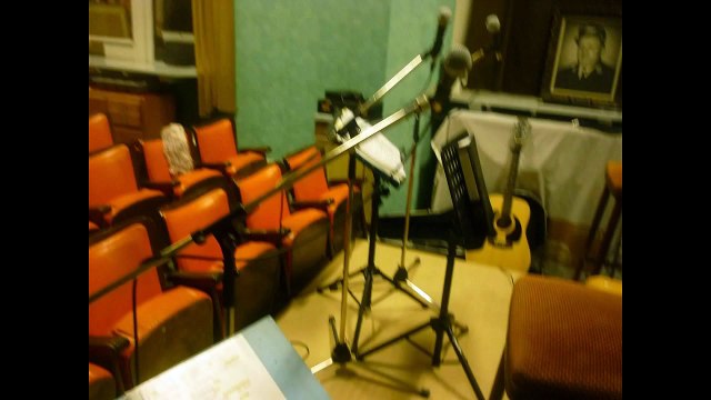 PHILIPPE MAI : Sur un vieux banc (Haine-saint-Pierre, gare, 2010)