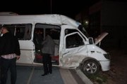 Kırmızı Işıkta Bekleyen Minibüse Tır Çarptı: 17 Kişi Yaralandı