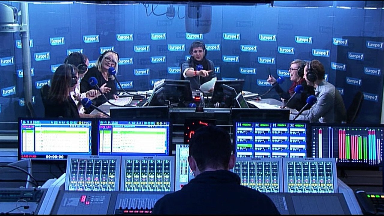 Royal remet des bûches dans la cheminée