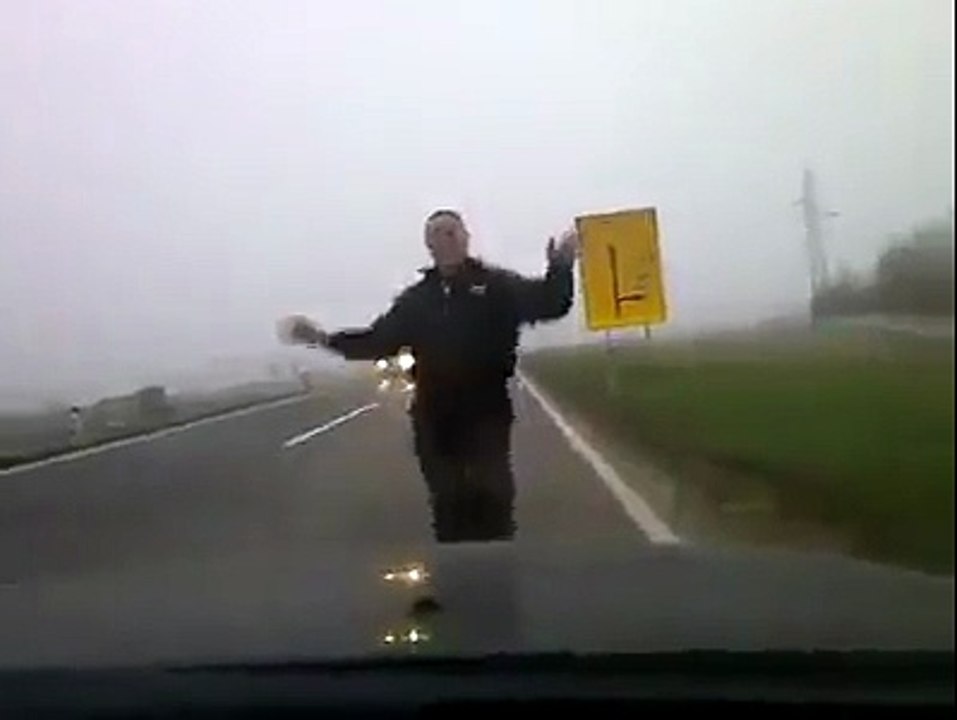 Nije lako biti lud