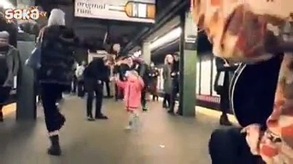 Metroda Herkesi Dansa Kaldıran Küçük Kız