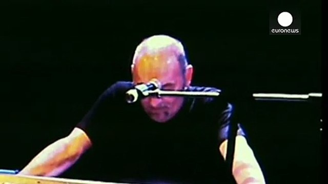 Italian singer-songwriter 'Pino' dies on stage