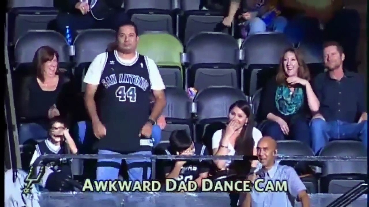 Danse ridicule d'un fan des SPURS! Dance cam NBA