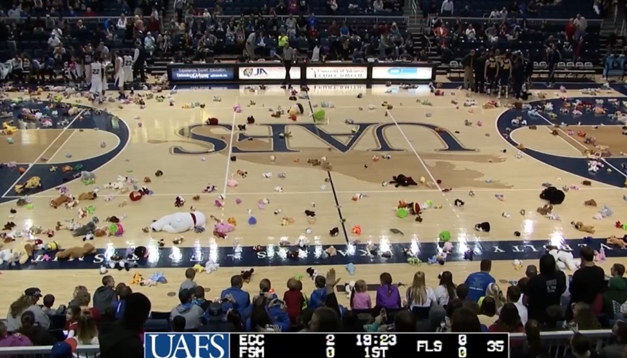 Basket: les spectateurs lancent des centaines de peluches sur le terrain