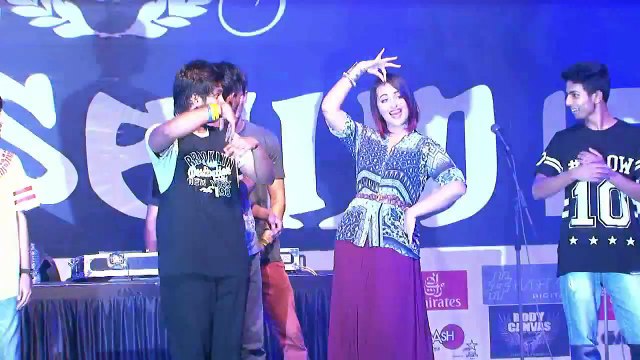 Arjun & Sonakshi promote 'Tevar' at Mithibai College