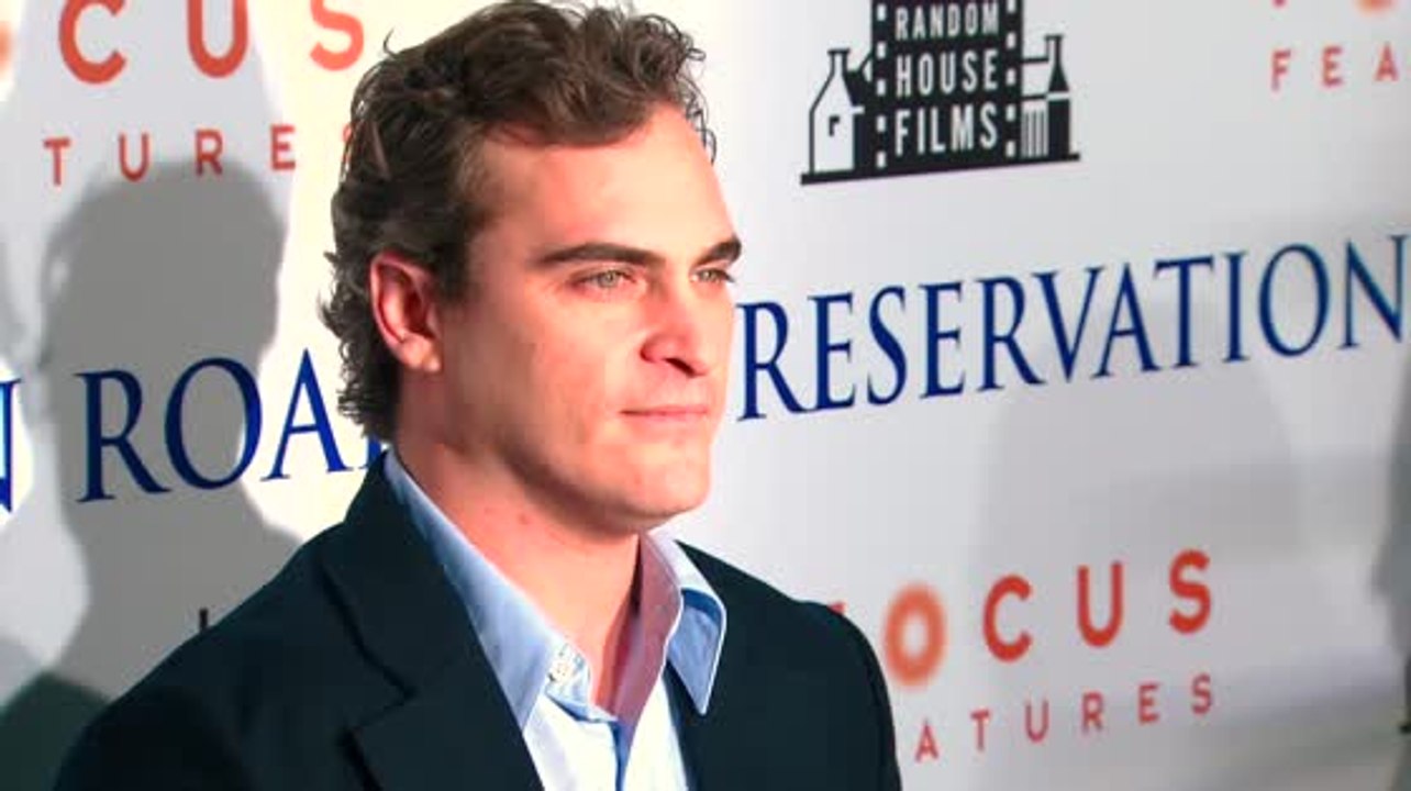 Joaquin Phoenix miente sobre compromiso para ganarse a los fanes