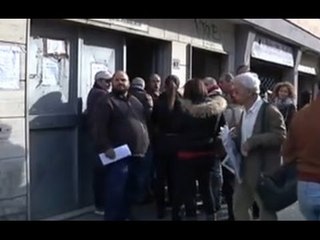 Napoli - Tari, 50mila cartelle pazze: ressa agli sportelli (09.12.14)