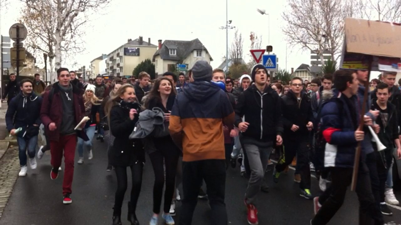 Les lycéens manifestent contre la fusion de deux établissements
