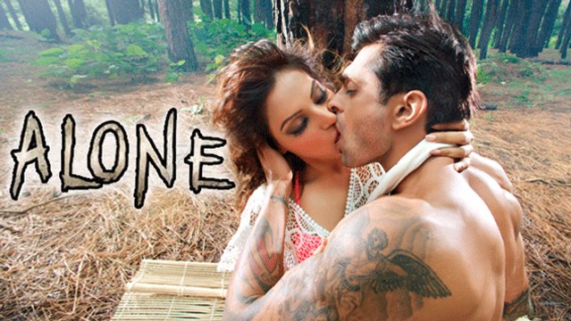 Bipasha Basu & Karan Singh Grover's UNCENSORED KISS | Alone Movie