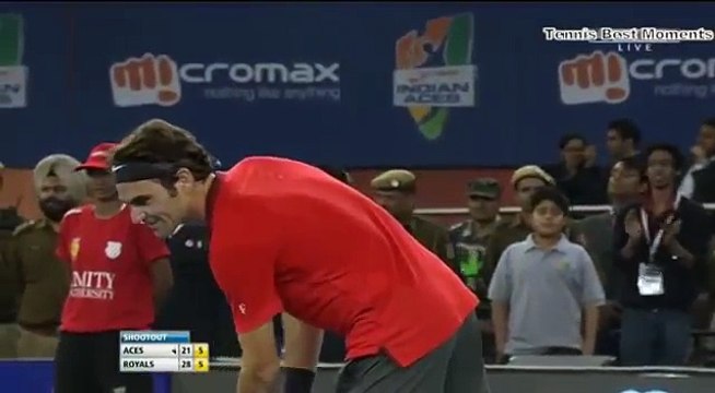 Smash de Federer contre Djokovic lors d'un match exhibition en Inde