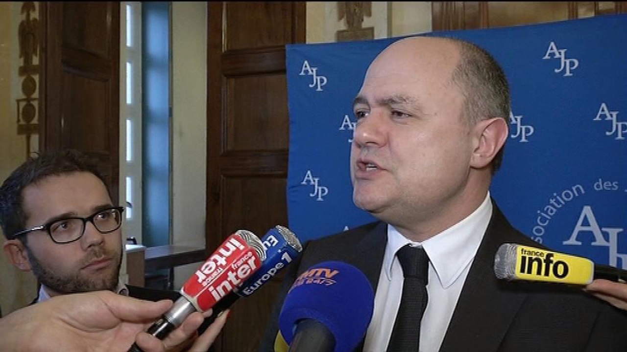 Le Roux réagit aux propos de Le Pen sur la torture: "la gégène de papa"