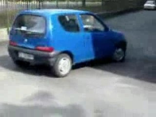 Le papy gare sa Fiat au rupteur