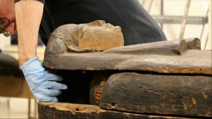 Une momie vieille de 2500 ans en réparation