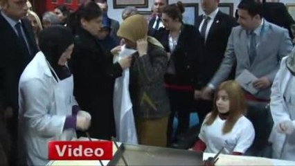 Sare Davutoğlu Engelli Öğrenci ile Ebru Yaptı