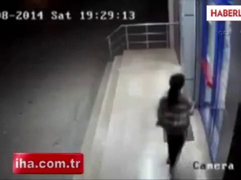 PKK Yandaşları ATM'leri Yakıp, AVM'ye Patlayıcı Attı