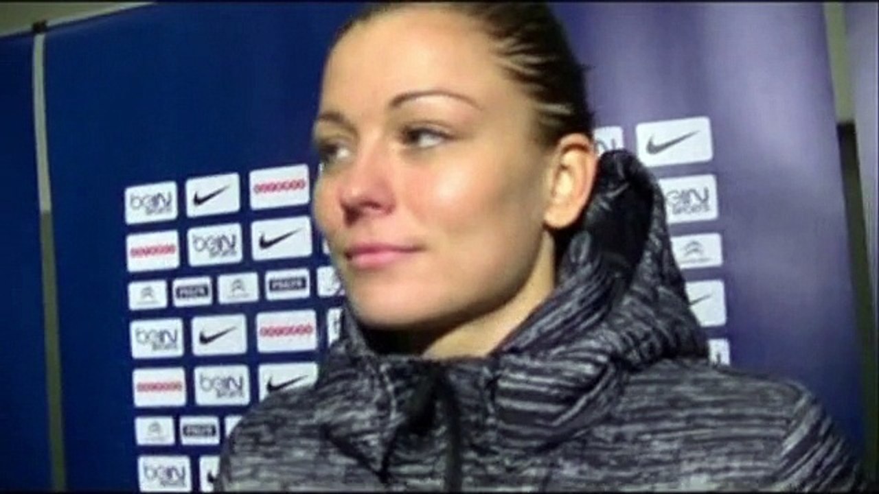 Laure Boulleau (PSG & équipe de France) interviewée par Christian Estevez, à l'issue du match PSG - E.A. Guingamp, le 7 décembre 2014, à Charlety.