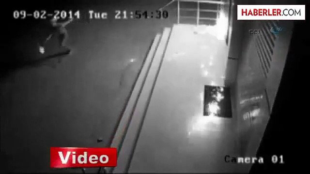 PKK Yandaşları ATM'leri Yakıp, AVM'ye Patlayıcı Attı