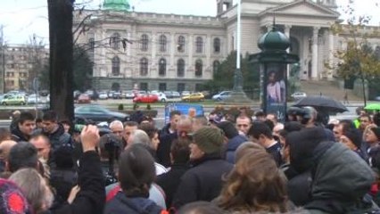 Sırp Radikaller"Den Diplomalı Protesto
