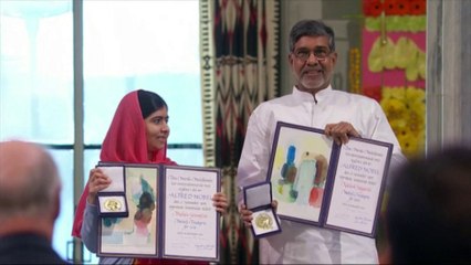 Des Prix Nobel de la paix acclamés par la foule