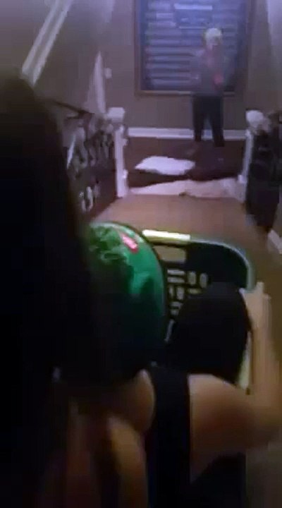 Une blonde veut glisser en luge dans les escaliers...