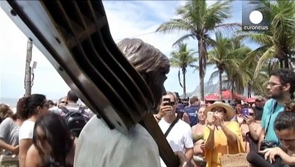 Tom Jobim ve gitarı Ipanema sahilinde