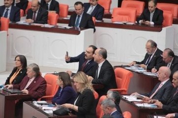 Milletvekilleri, Başbakan'ın Kürsüde Fotoğrafını Çekti