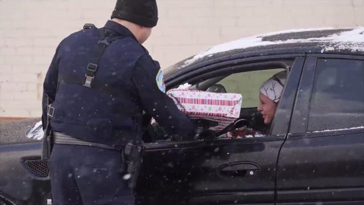 Cops Pull Over Drivers and Surprise with Christmas Presents video