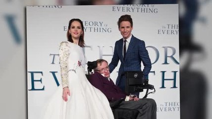 Eddie Redmayne erscheint mit Professor Stephen Hawking auf dem roten Teppich
