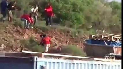 Affrontement entre des immigrés qui veulent franchir la barrière d'une frontière et les force de l'ordre