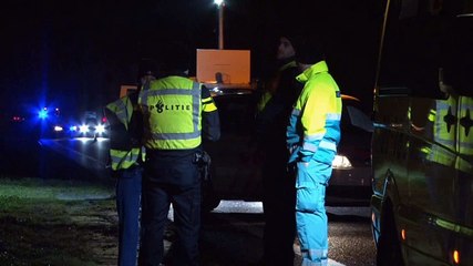 Beelden: Auto op de kop in de sloot bij Muntendam - RTV Noord