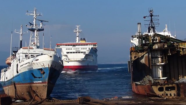 Un grand ferry vient s'écraser sur une plage à pleine vitesse