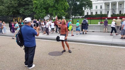 Secret Service watches as man sings and flips off the White House.