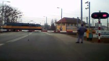 Railroad crossing FAIL! Truck almost crashed...