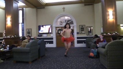 Video herunterladen: Dumb guy in a tutu in an Epic cover of SIA - Chandelier song/Dance