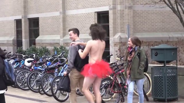 Un gars en tutu refait le clip Chandelier de SIA