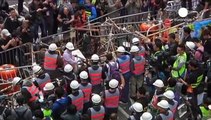 Hong Kong'da polis protesto kamplarını boşaltıyor