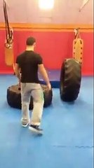 Il va traverser ce gymnase sans toucher une fois le sol