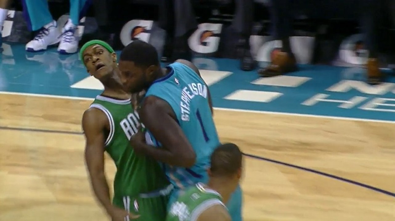 Rajon Rondo met un coup de coude à Lance Stephenson qui répond avec un subtil coup de poing