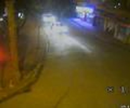 Polisi aracıyla metrelerce sürükledi