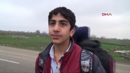 Okula Yürüyerek Giden Öğrenciler, Karayoluna Kaldırım İstiyor