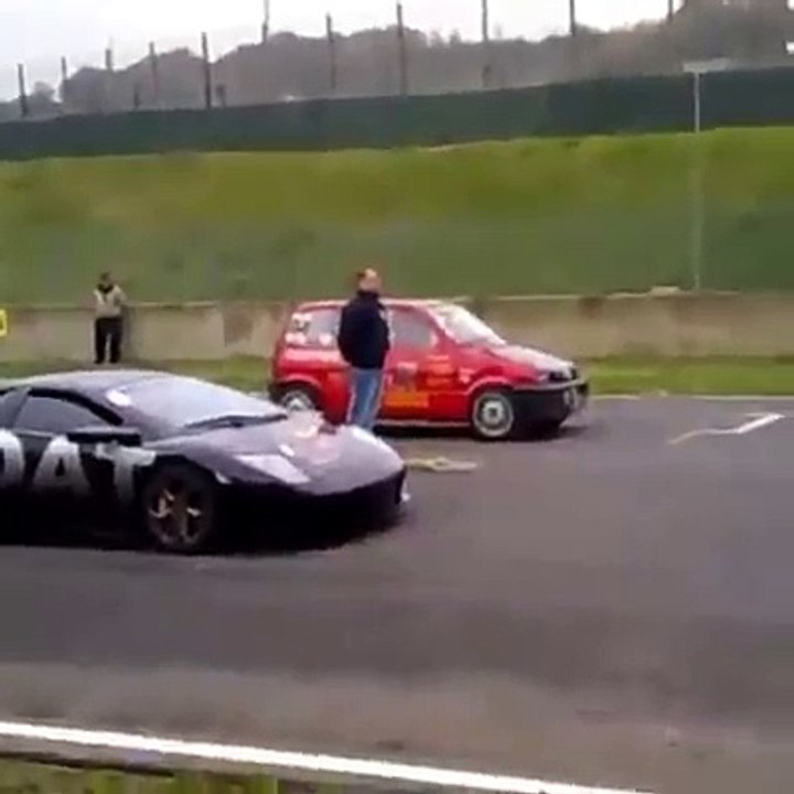 Lamborghini tokatlayan Minik