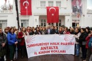 CHP'li Kadınlardan 'Üstsüz Güneşlendiler' Protestosu