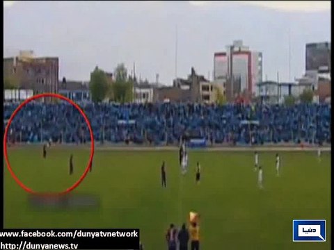 Dunya News - Peruvian footballer Joao Contreras hospitalised after being struck by lightning during match